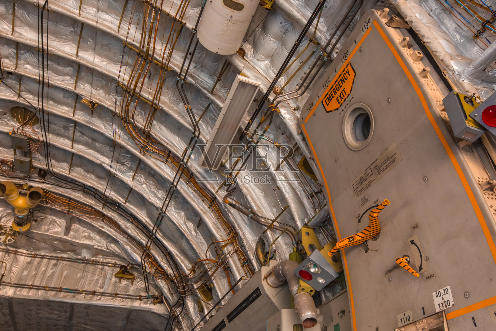 波音C-17 Globemaster III飞机机身内部，带有座椅和地面连接点照片摄影图片