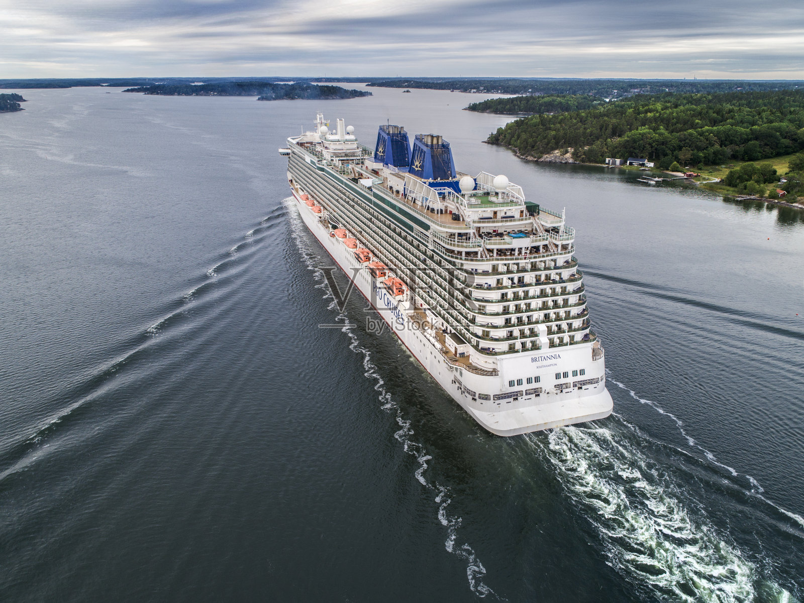 瑞典斯德哥尔摩群岛上的不列颠尼亚巡洋舰。照片摄影图片