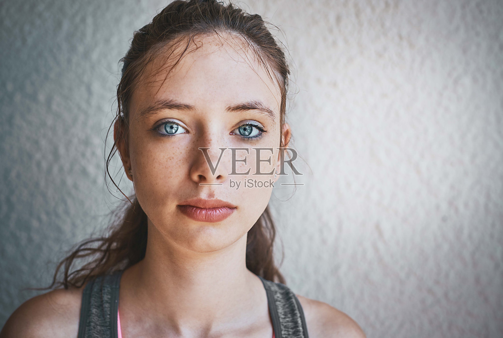 非常漂亮的年轻褐发女人看着镜头照片摄影图片