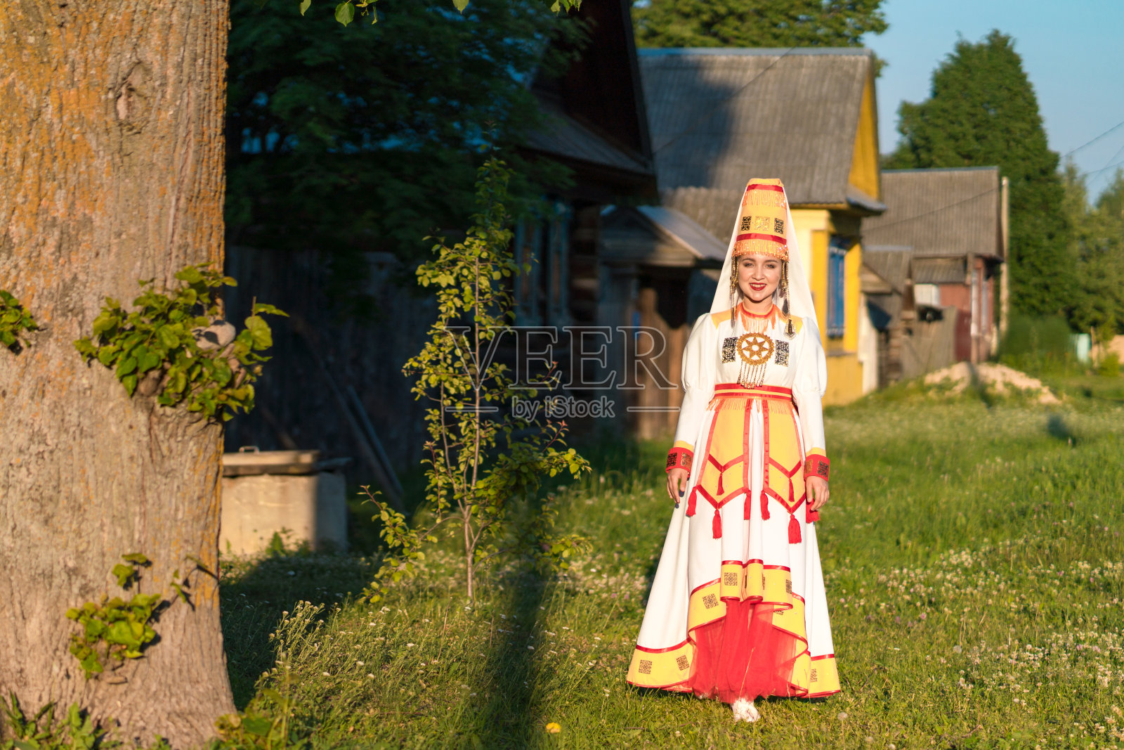 农村地区穿着传统马里服装的快乐女孩照片摄影图片