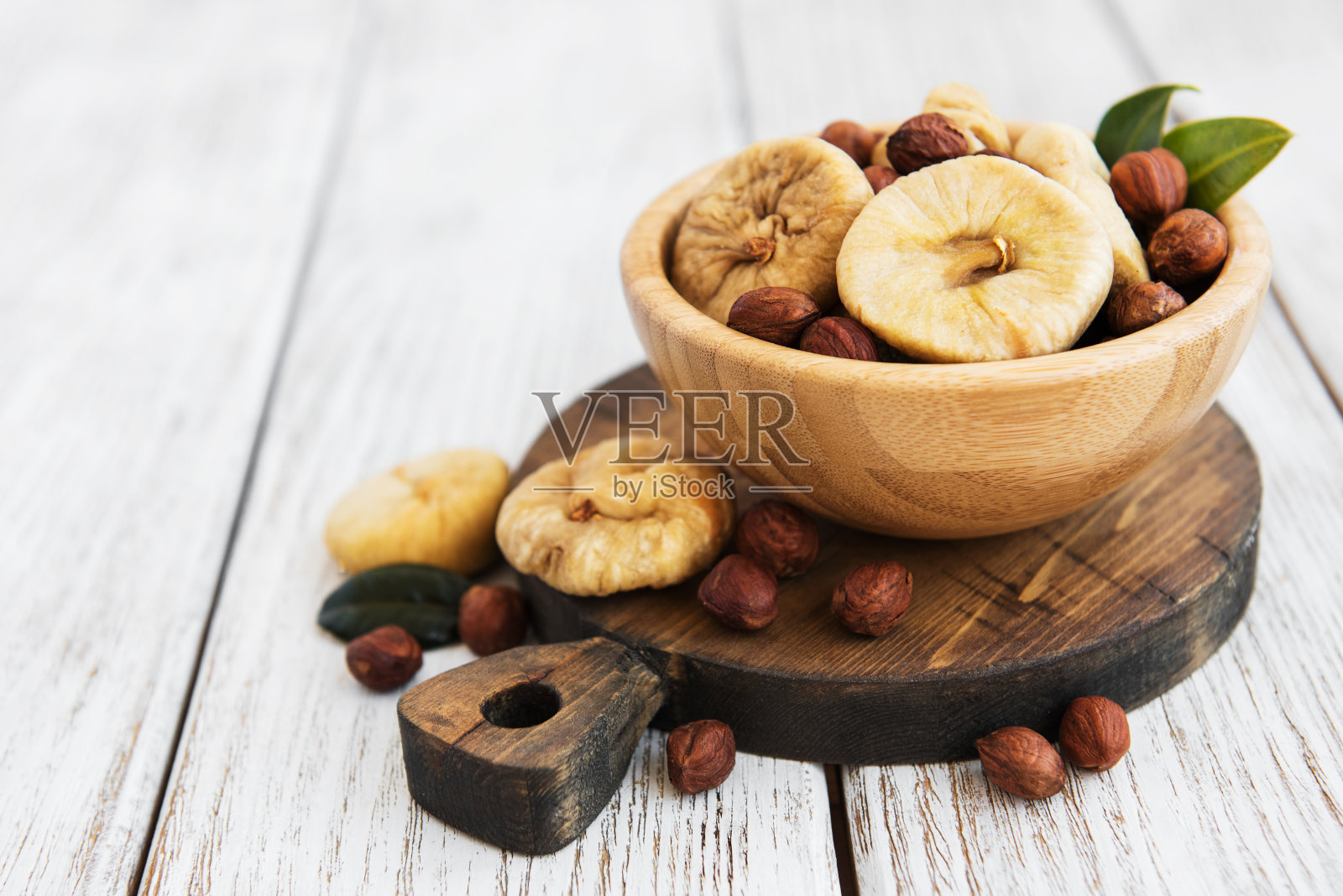 桌上放着干无花果照片摄影图片