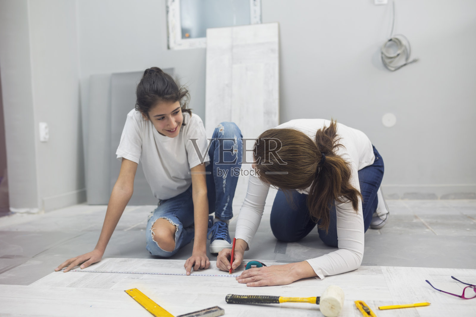 一对夫妇在他们的新公寓里照片摄影图片