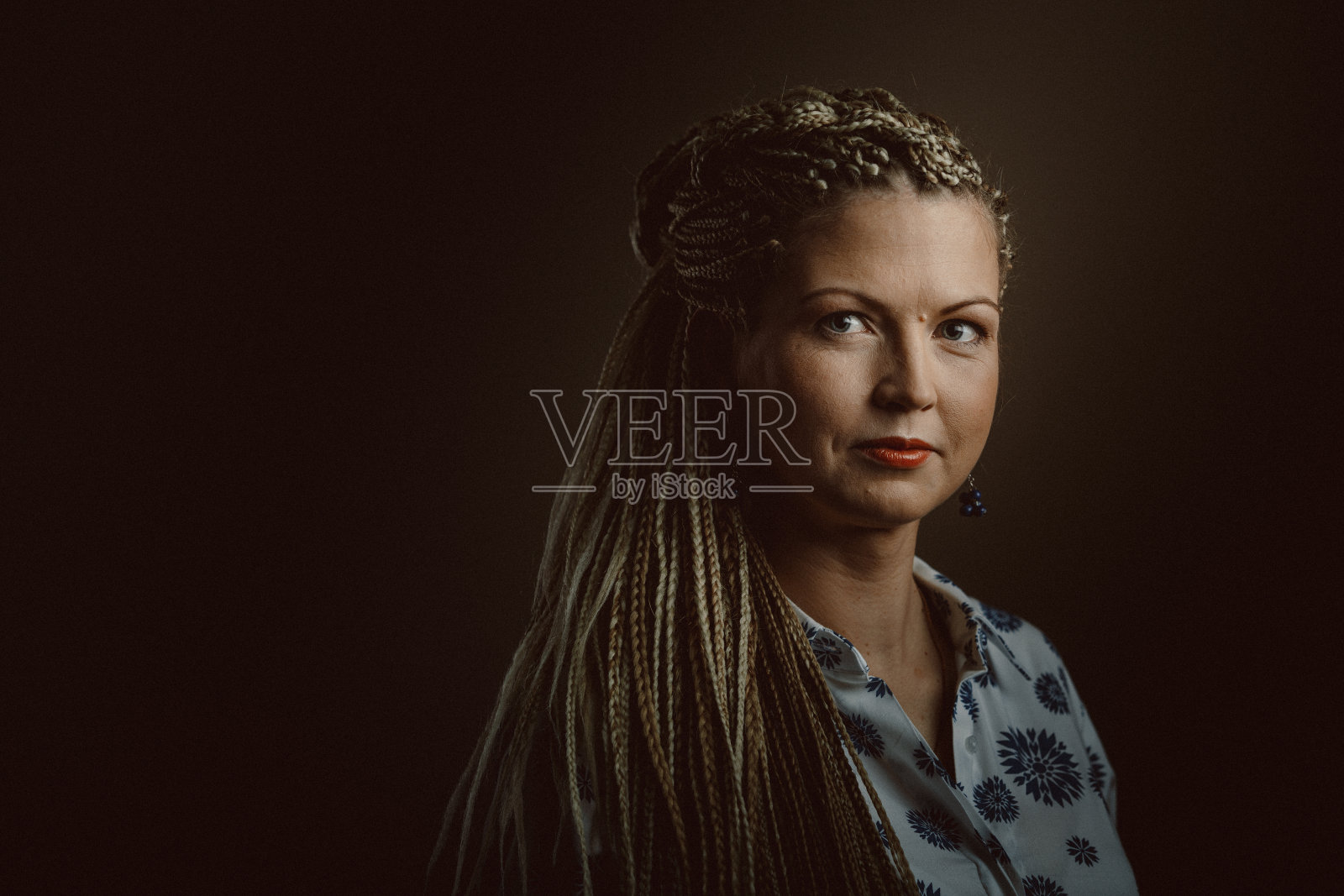 一个扎着辫子的年轻女人的工作室肖像照片摄影图片