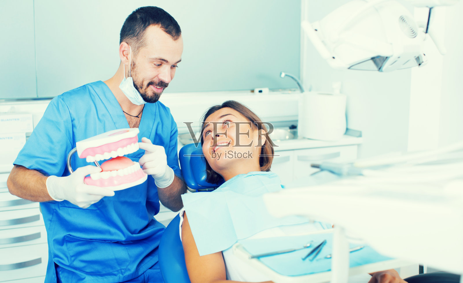 牙齿矫正医生正在讲卫生照片摄影图片