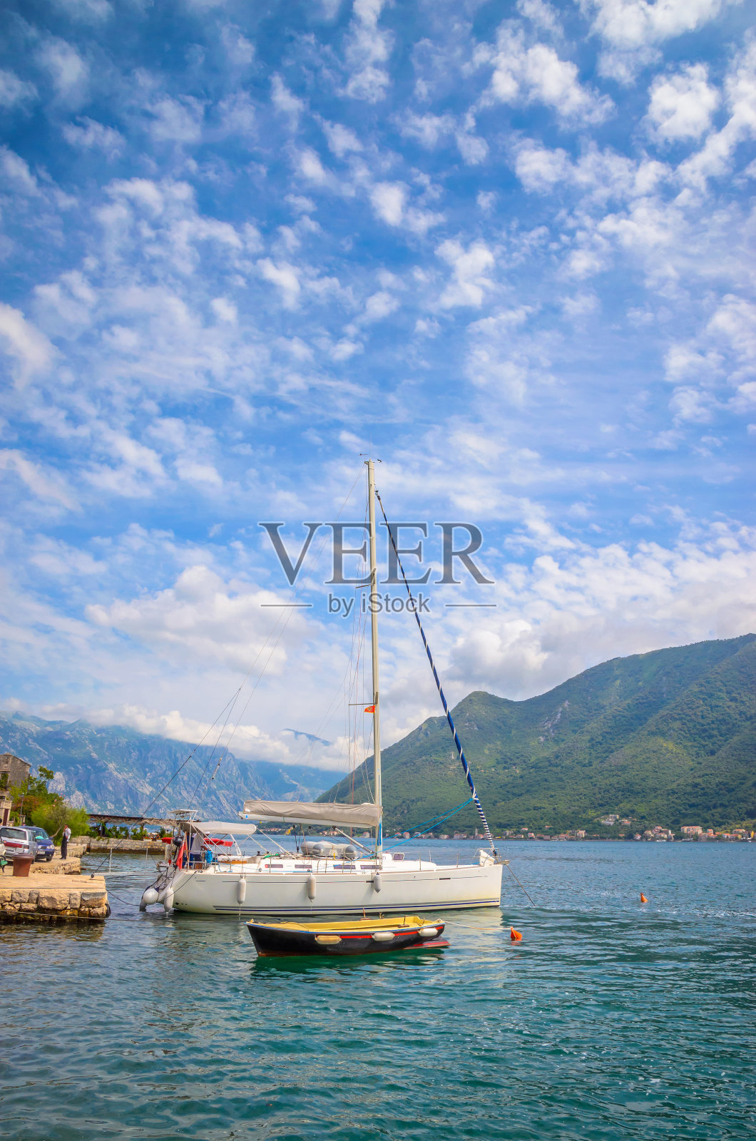 美丽的地中海风景。黑山科托尔湾(Boka Kotorska)佩拉斯特镇附近的山脉和渔船。照片摄影图片