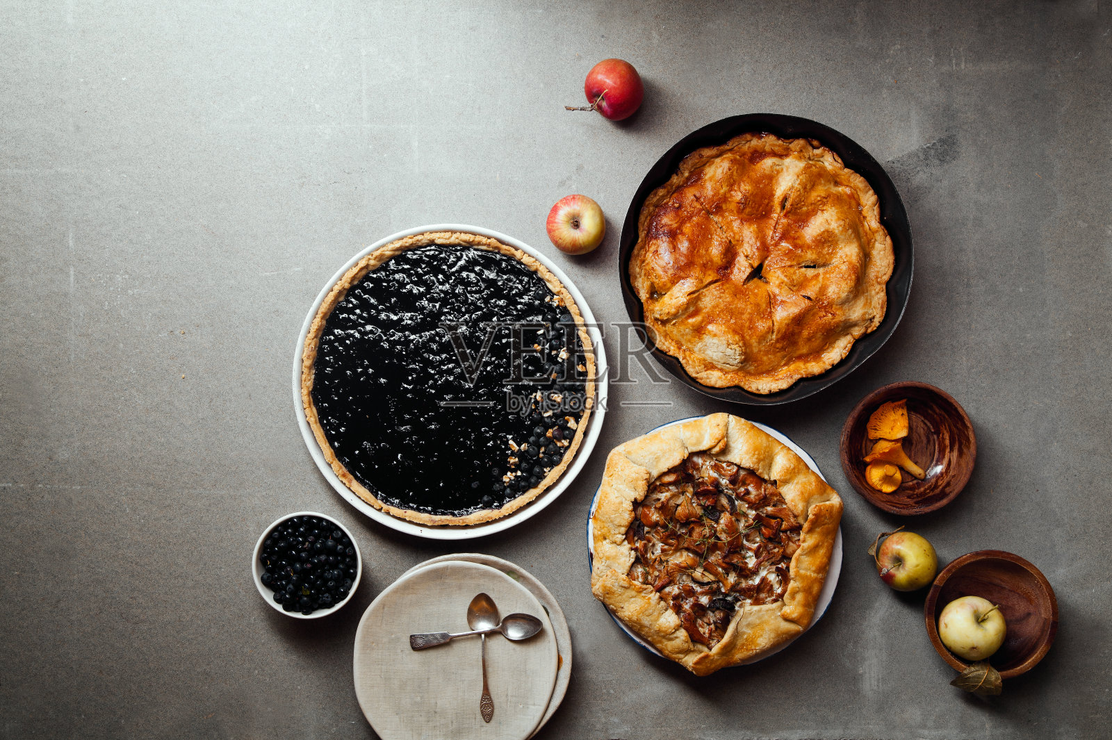 各种秋季派:蓝莓挞，葡萄馅饼和经典的苹果派与甜酥皮。收获期烘焙概念。具体的乡村背景。空间的文本。照片摄影图片