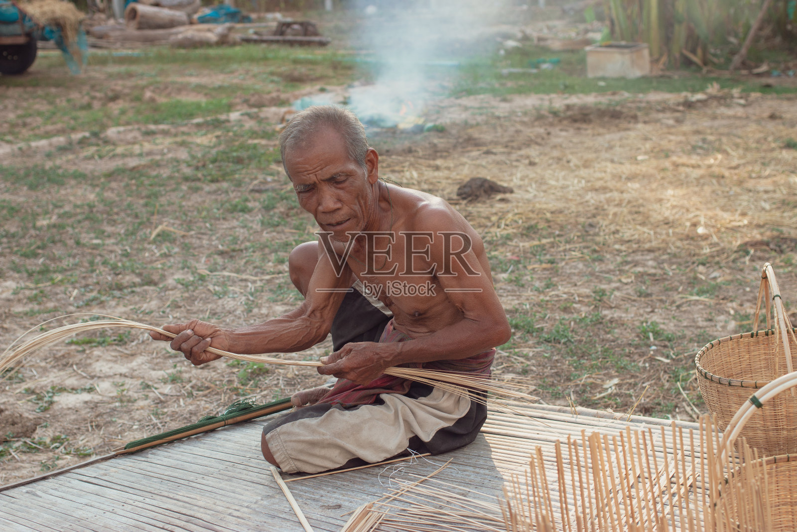 亚洲渔民叔叔与柳条工具。照片摄影图片