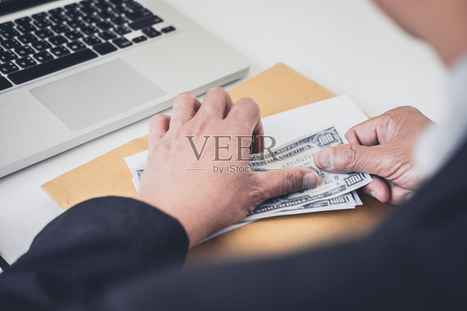 人手中的钞票，商人正在数钱照片摄影图片