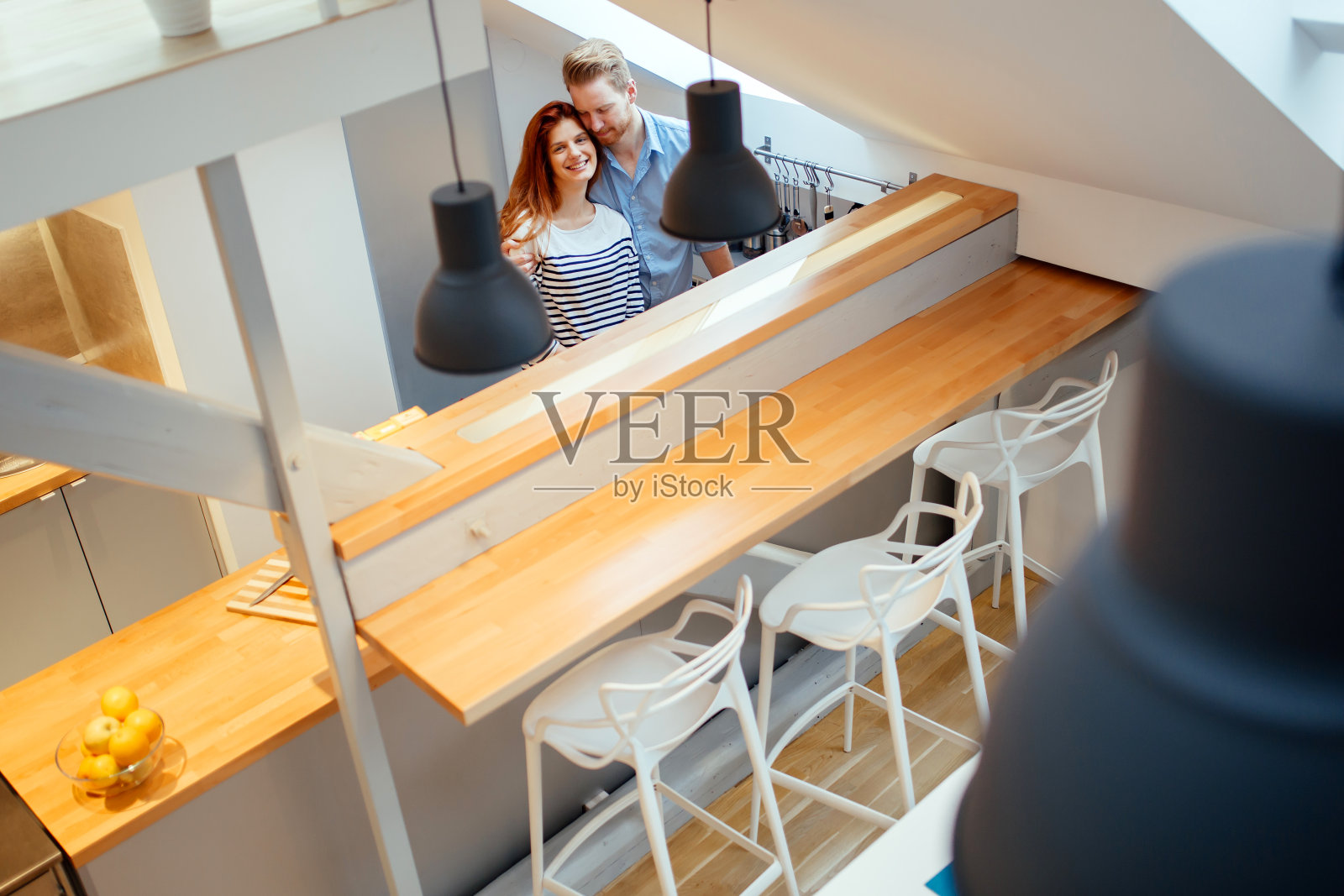 漂亮的夫妇在精心设计的厨房里照片摄影图片