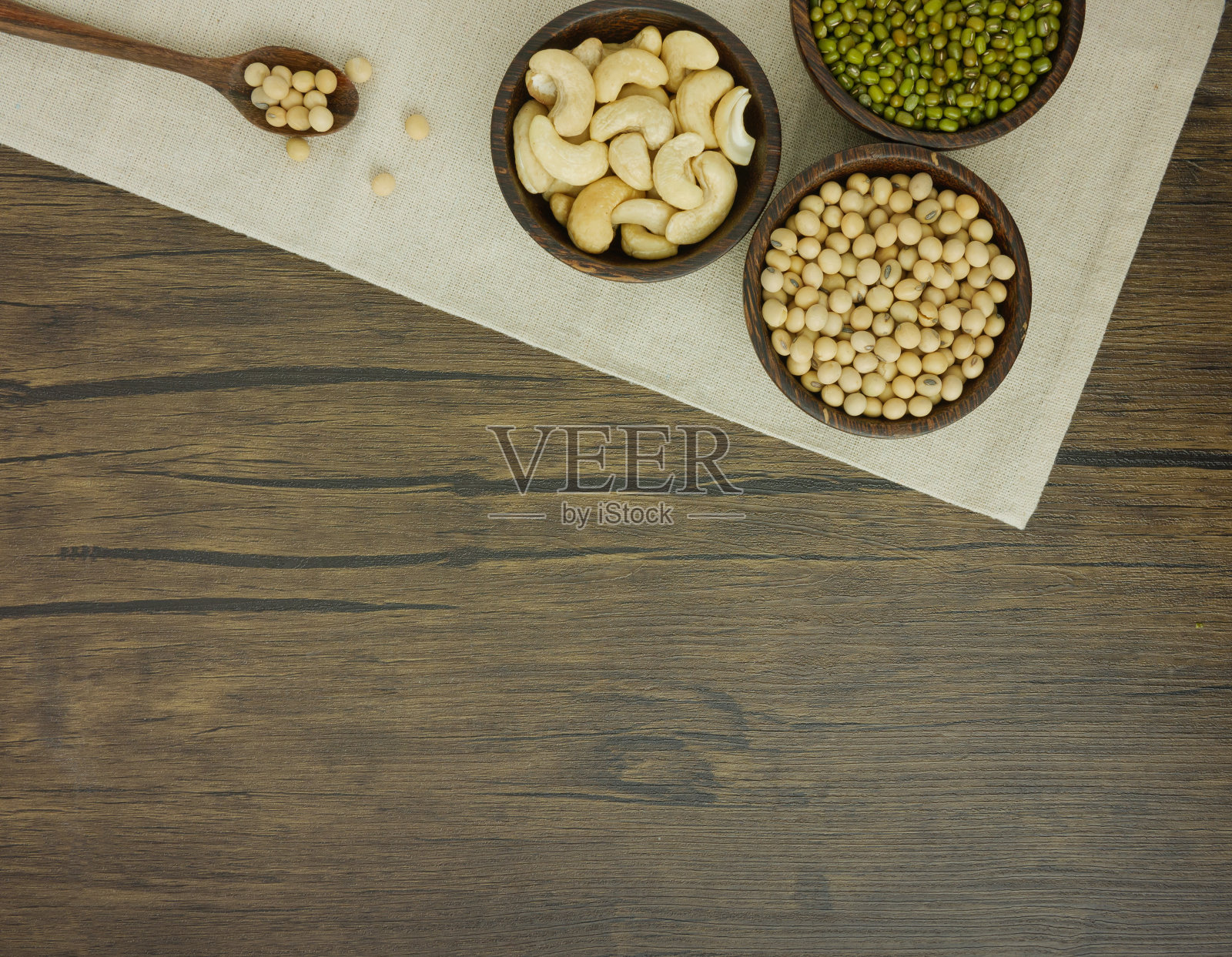木纹背景上的豆类2.5D图照片摄影图片