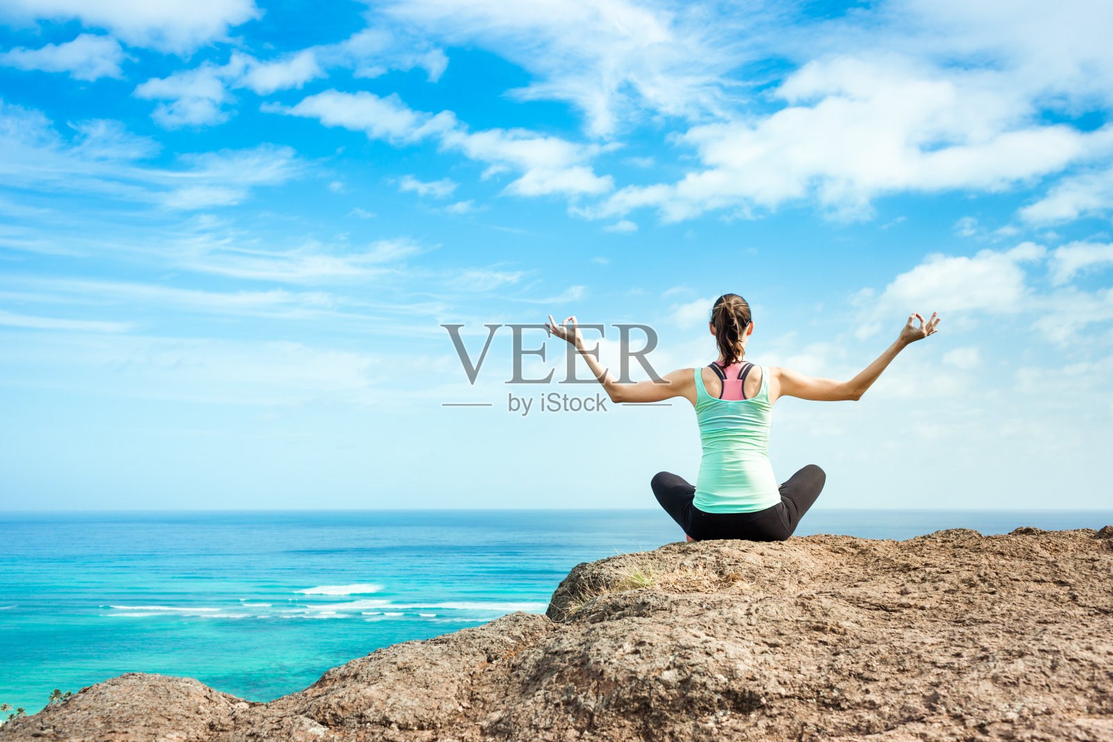 在海边沉思的女人。照片摄影图片