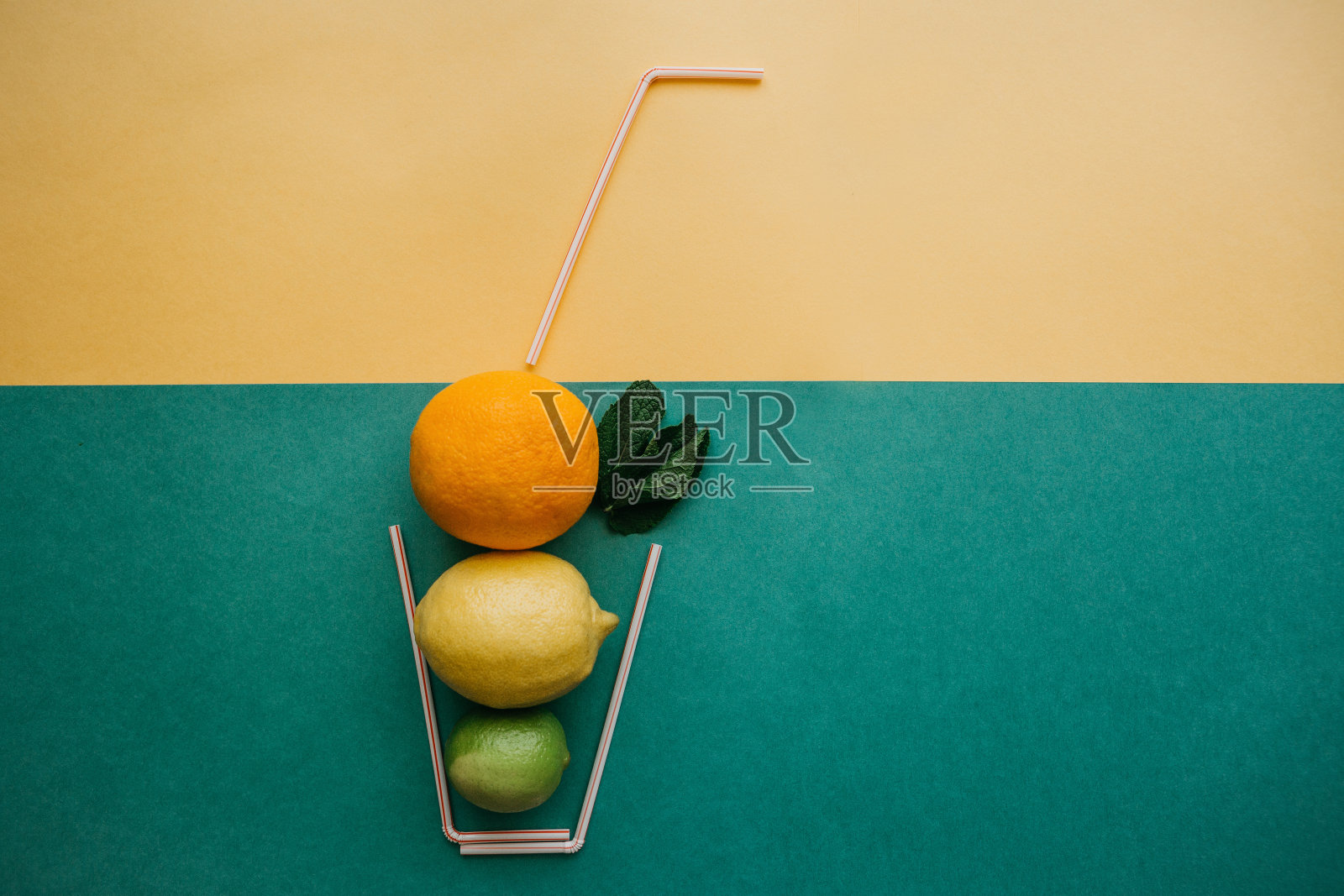 观念摄影。柑橘类的柠檬水或装在管子里的新鲜水果汁照片摄影图片