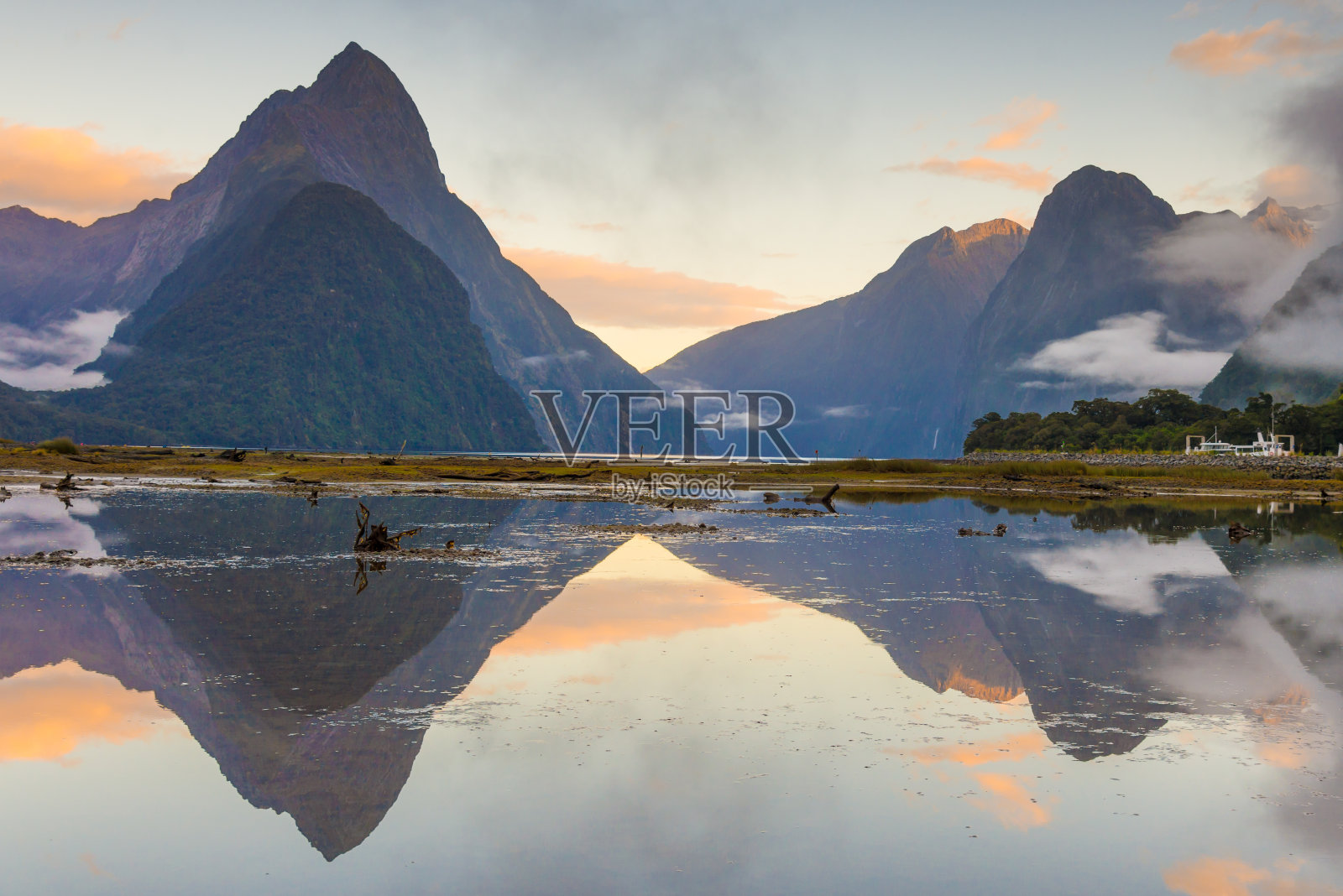 米尔福德海湾。新西兰峡湾国家公园照片摄影图片