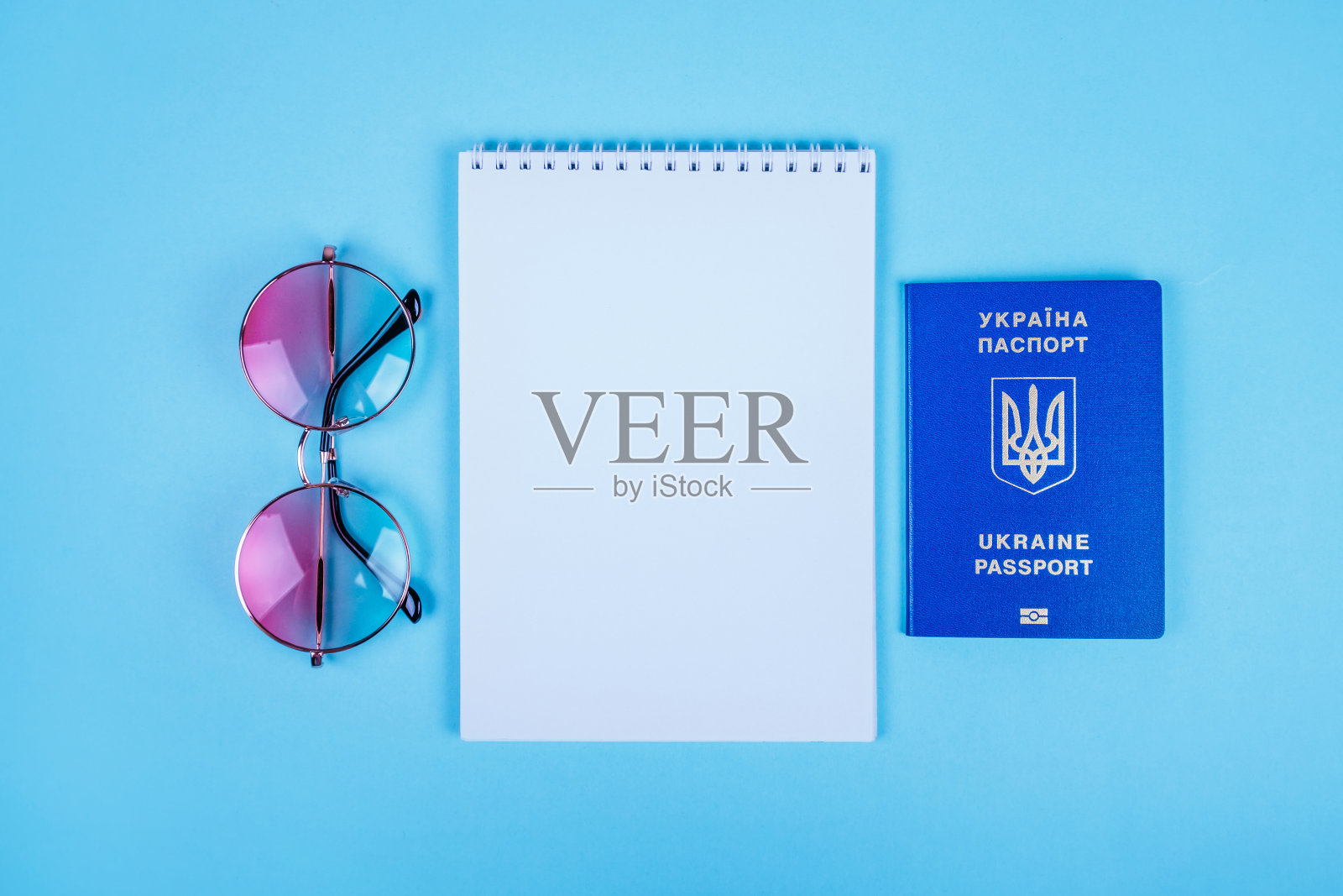 随身携带护照照片摄影图片