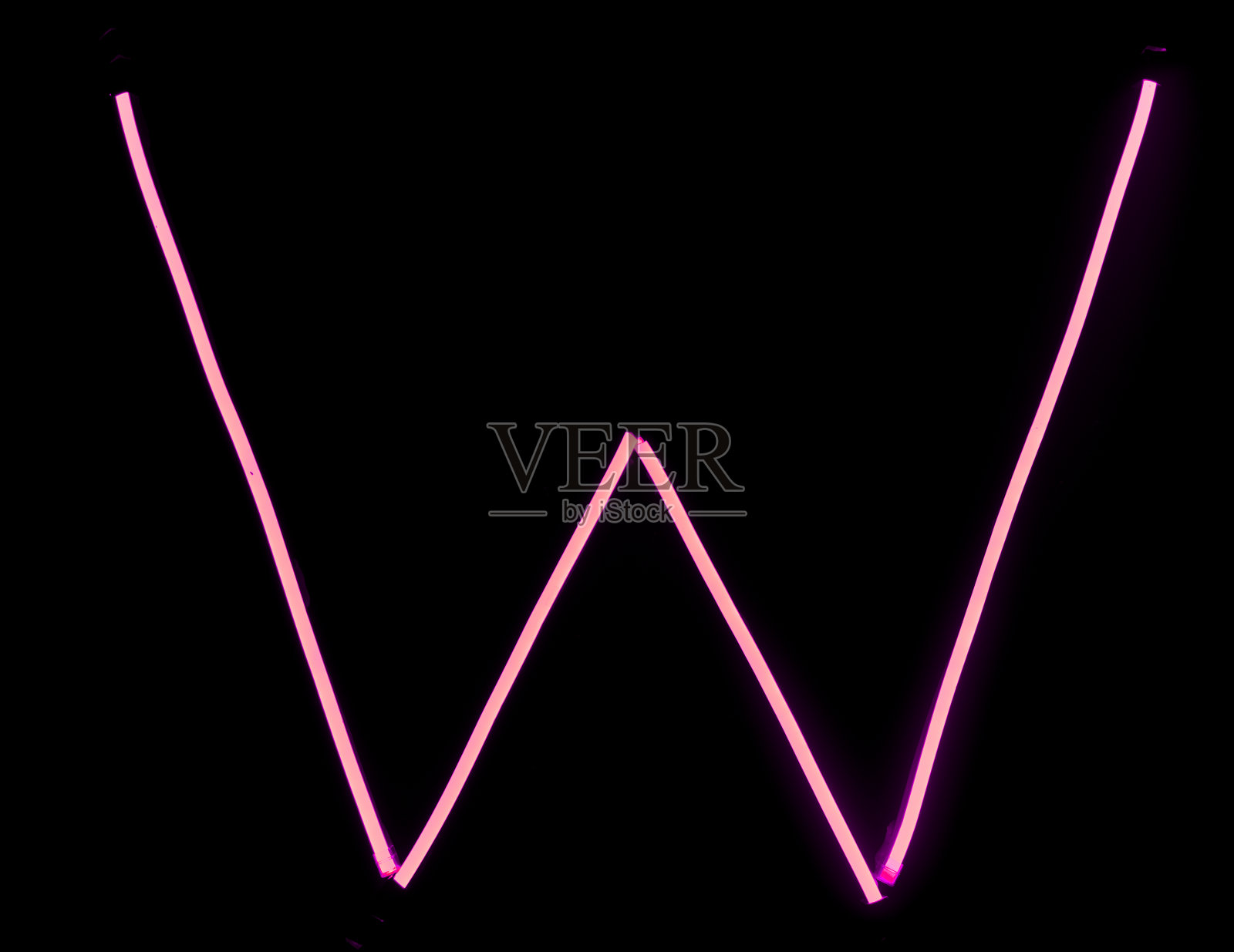 黑色背景上的字母粉色霓虹灯照片摄影图片