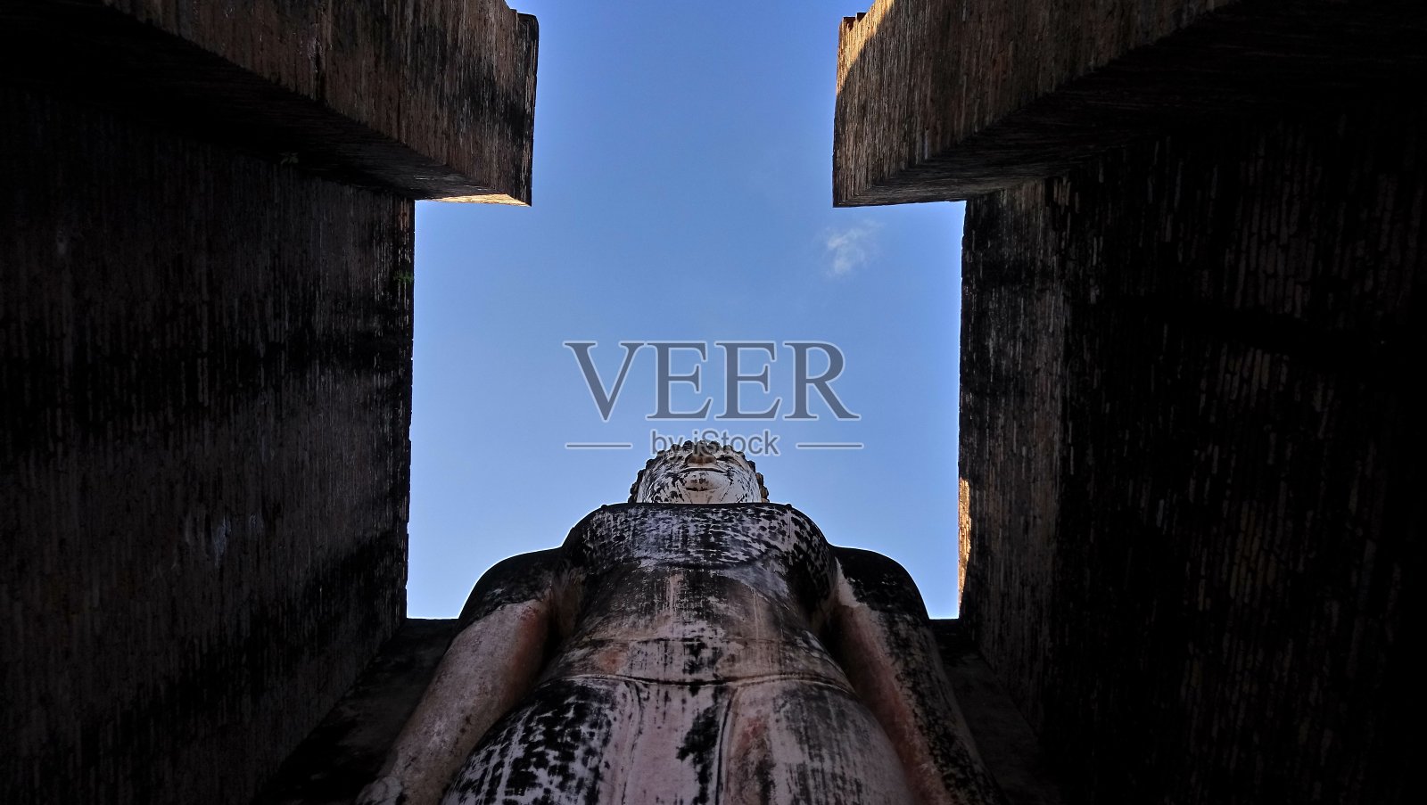 佛像，雕塑，泰国，泰国，佛教，文化，素可泰，古代，寺庙，宗教，亚洲，亚洲，旅游，石头，建筑，wat，佛教，艺术，地标，冥想，宗教，row，雕塑，崇拜，大城，脸，黄金，公园，历史，mon照片摄影图片