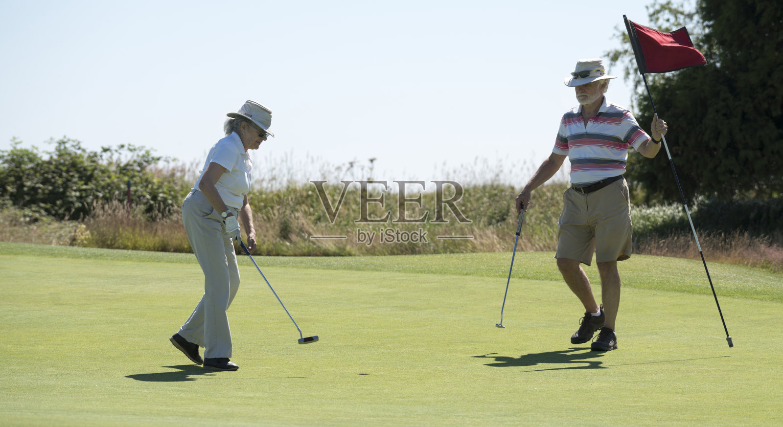 婴儿潮一代打高尔夫球照片摄影图片