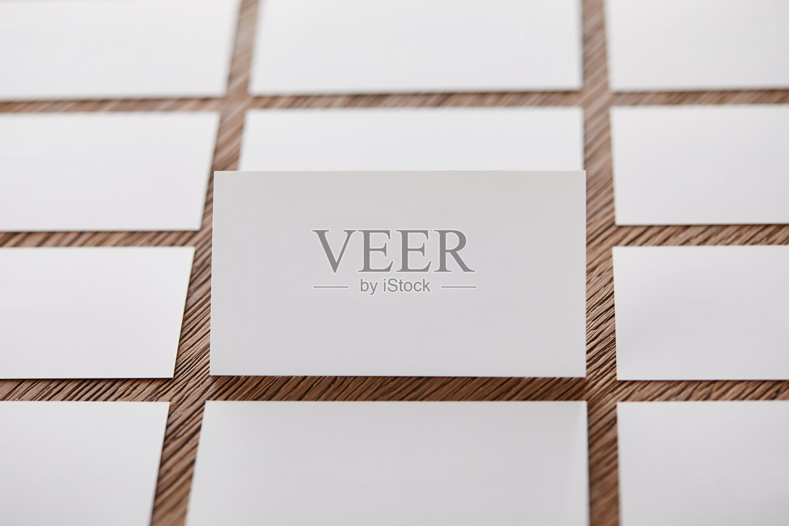 在木桌上选择一套空白名片照片摄影图片