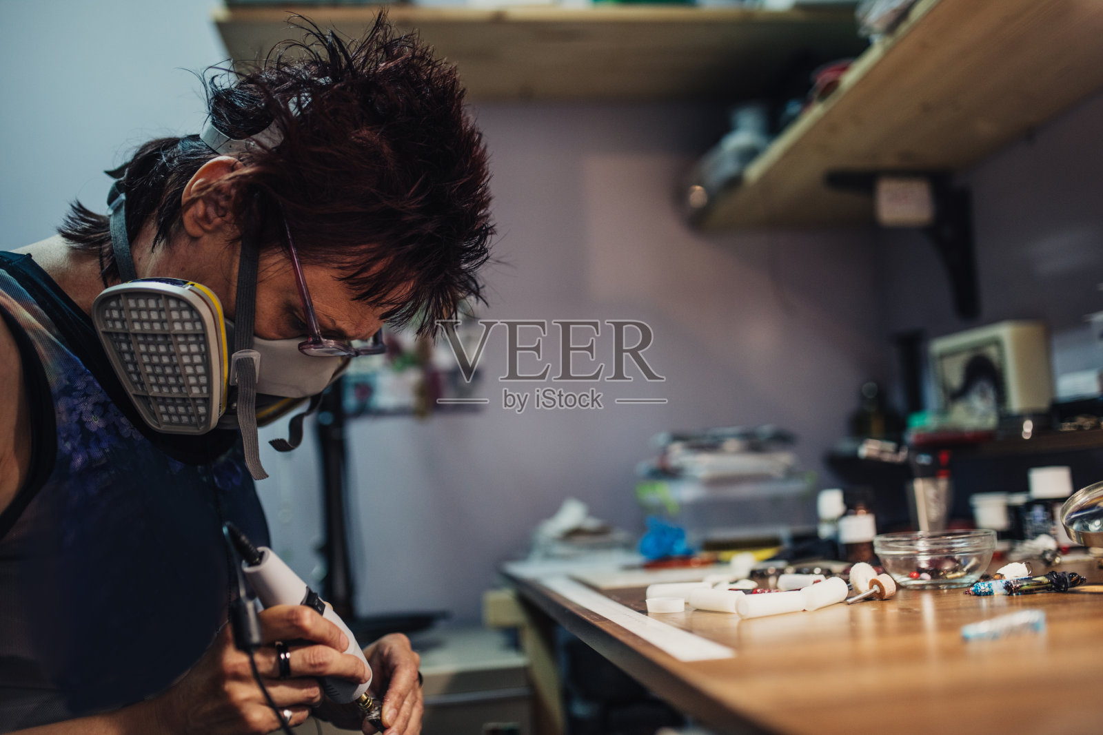 女士制作珠宝照片摄影图片