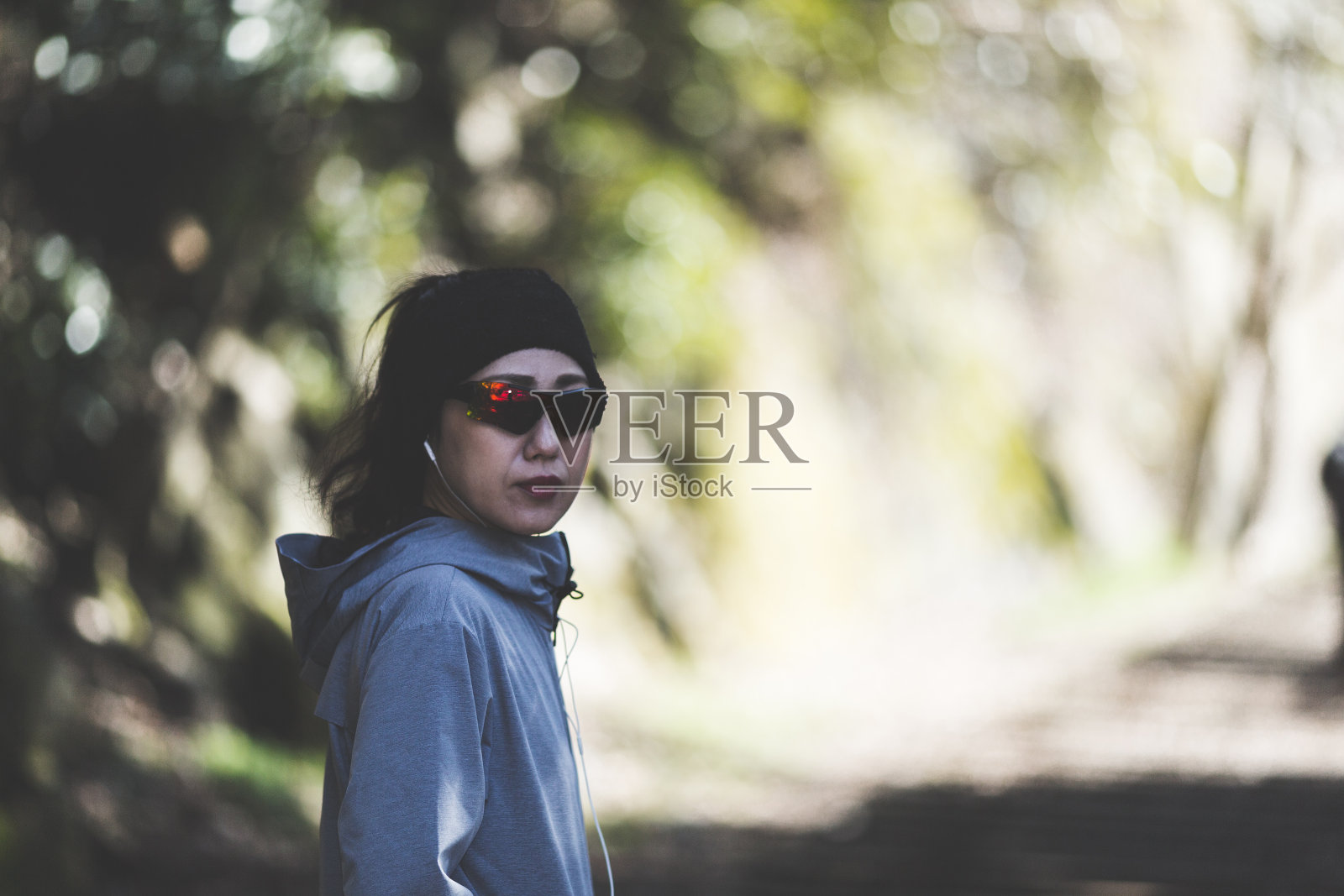 穿着休闲运动服装的亚洲女性照片摄影图片