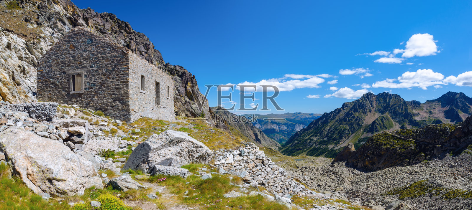 通往劳斯费尔湖的小路，意大利皮埃蒙特照片摄影图片