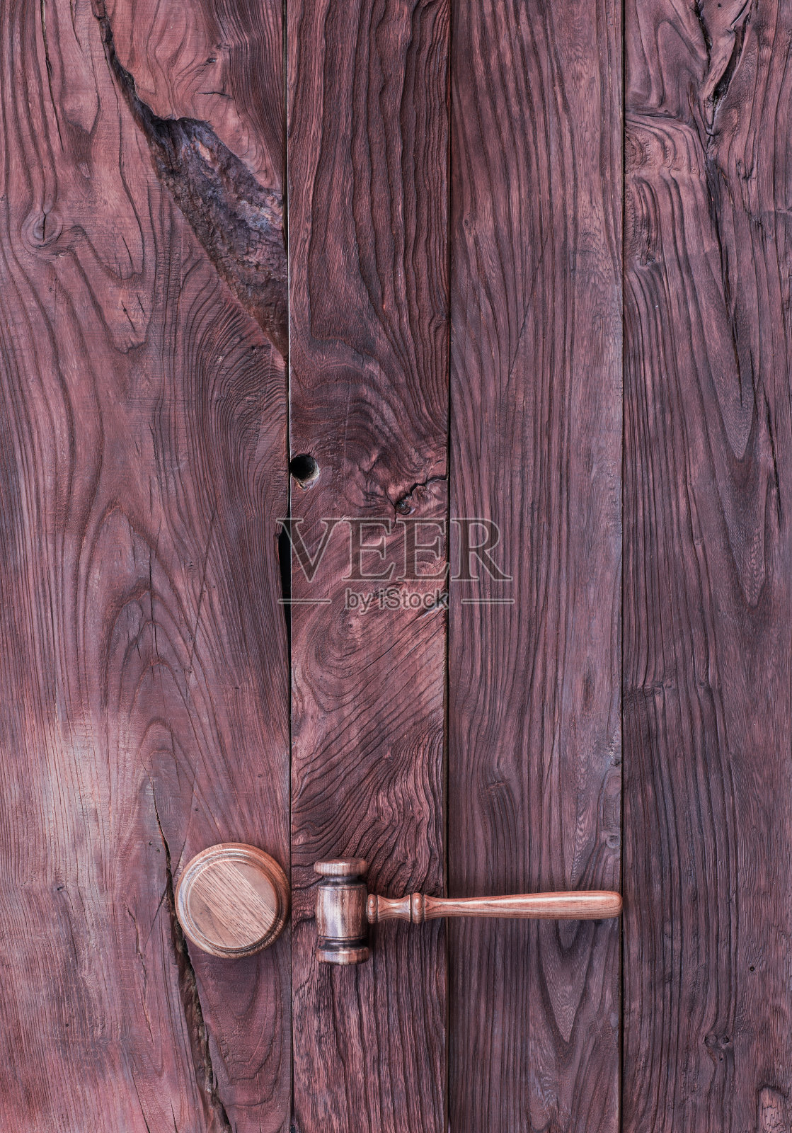 红色木质背景上的法槌照片摄影图片