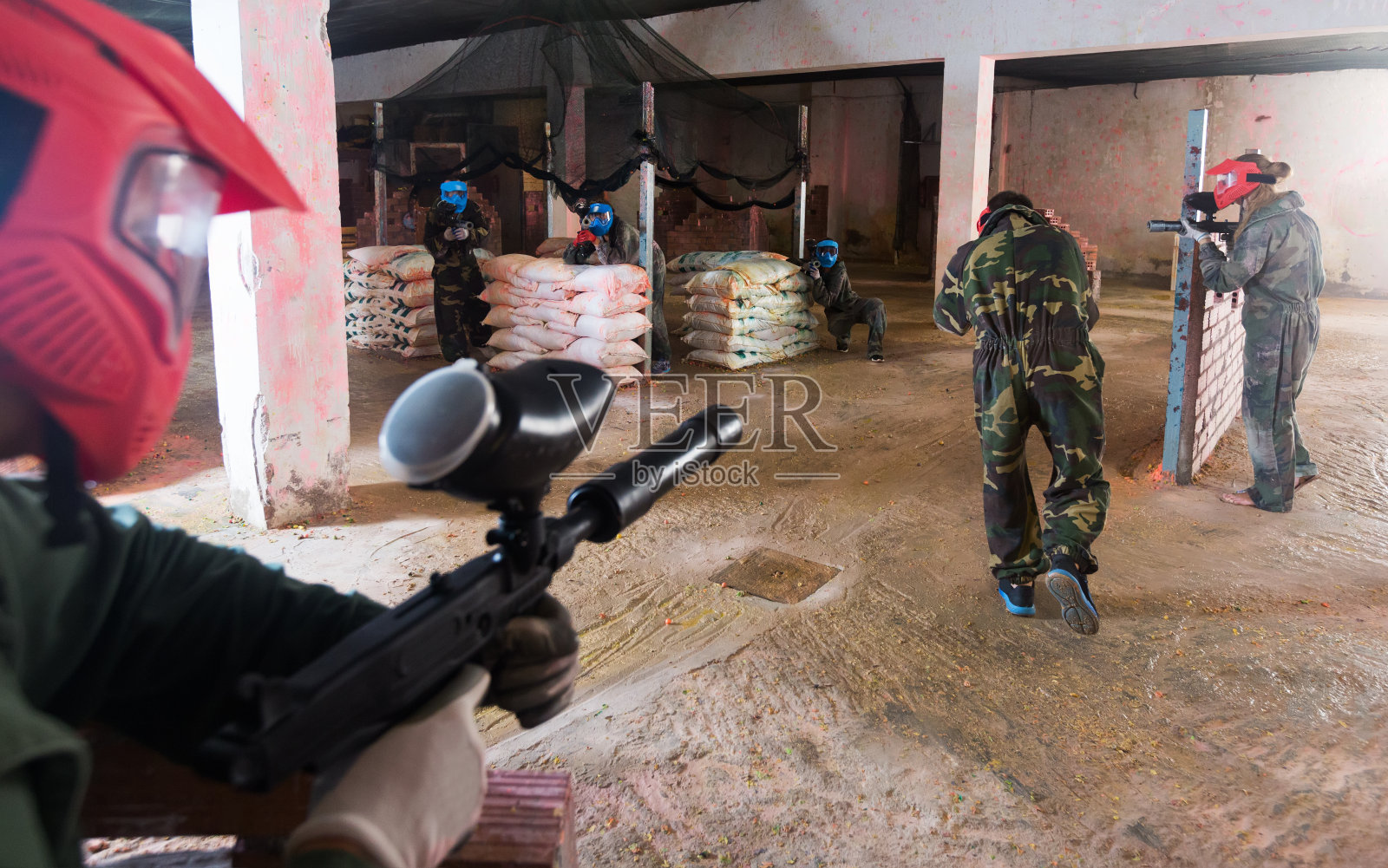 彩弹玩家瞄准对手照片摄影图片