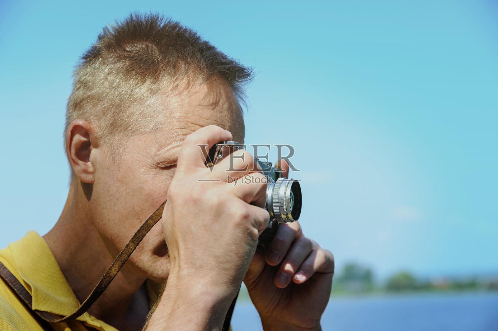 这个人正在给一台旧照相机拍照。照片摄影图片
