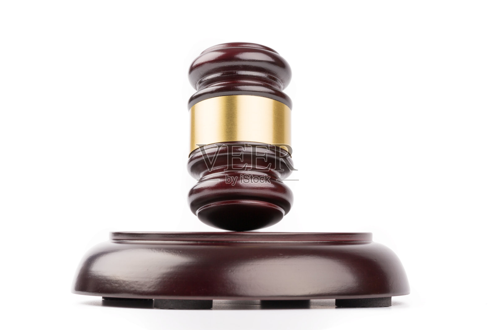 白色背景上的法官锤子照片摄影图片