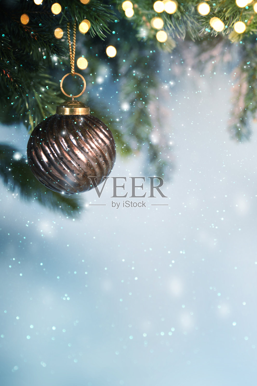 圣诞背景与树枝和装饰品照片摄影图片