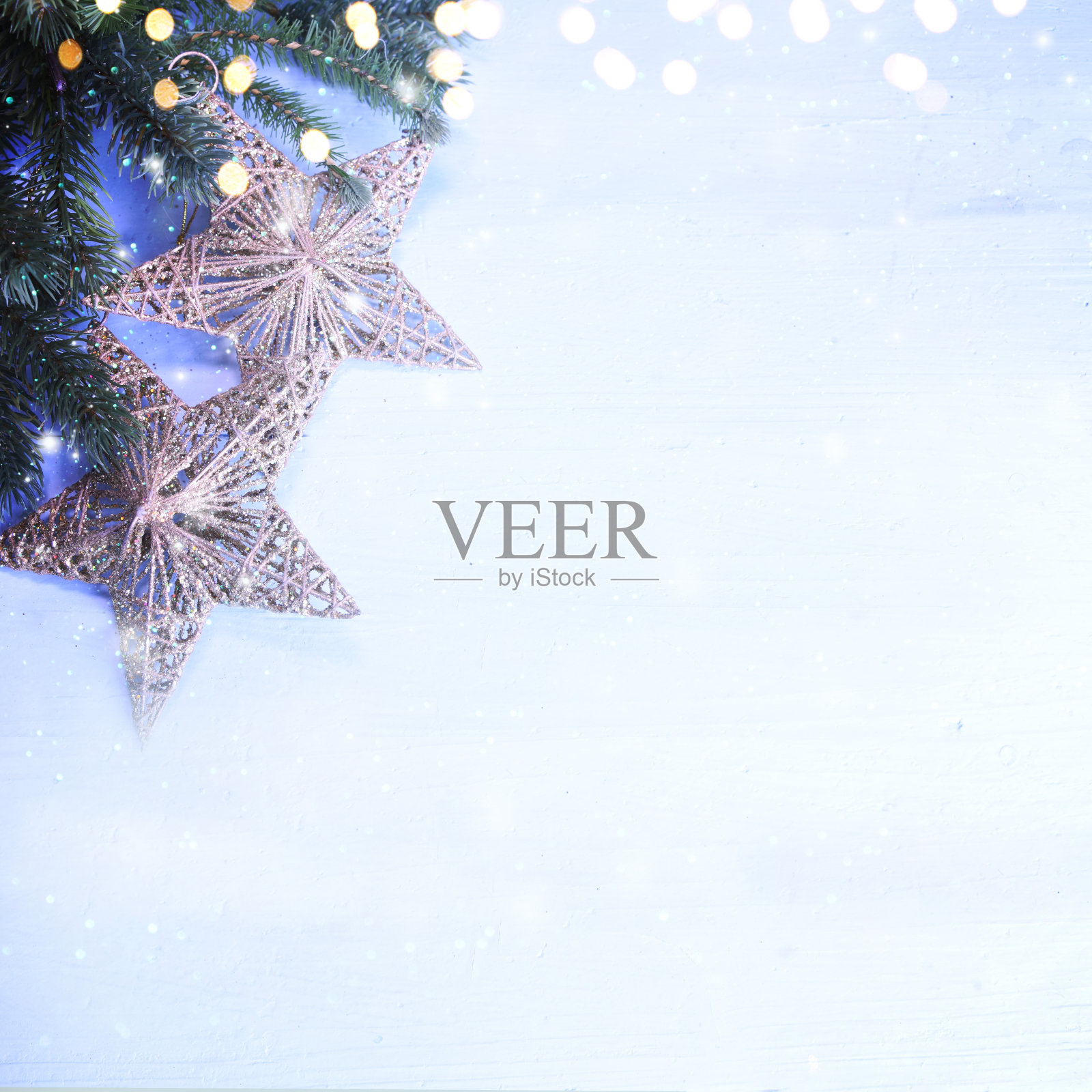 圣诞背景与树枝和装饰品照片摄影图片