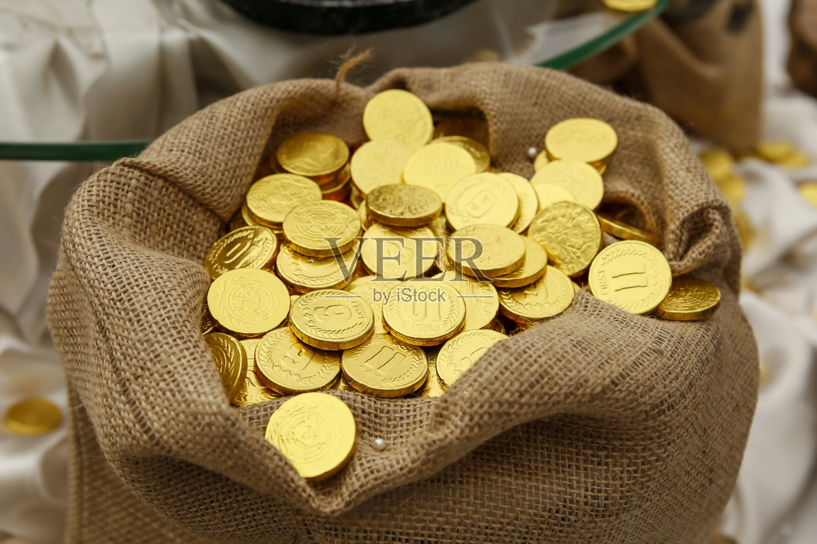 闪亮的新金币装在麻袋里照片摄影图片