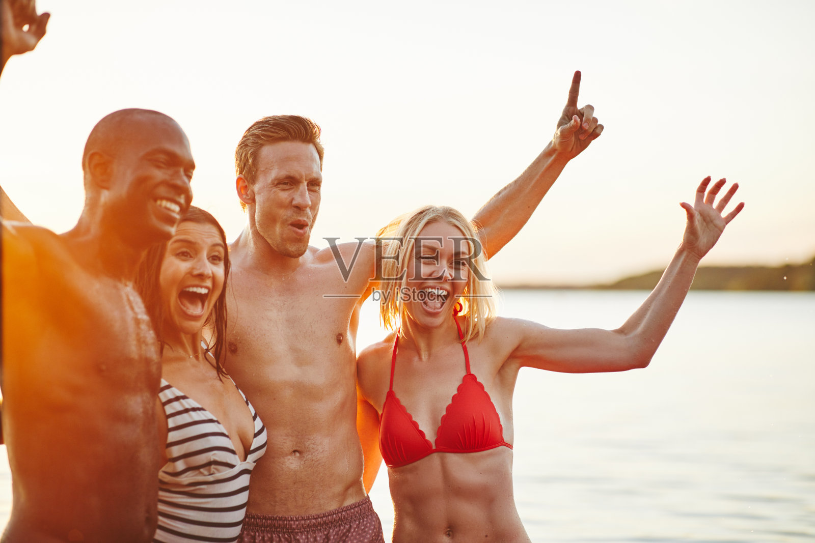 一群年轻的朋友在湖边玩照片摄影图片