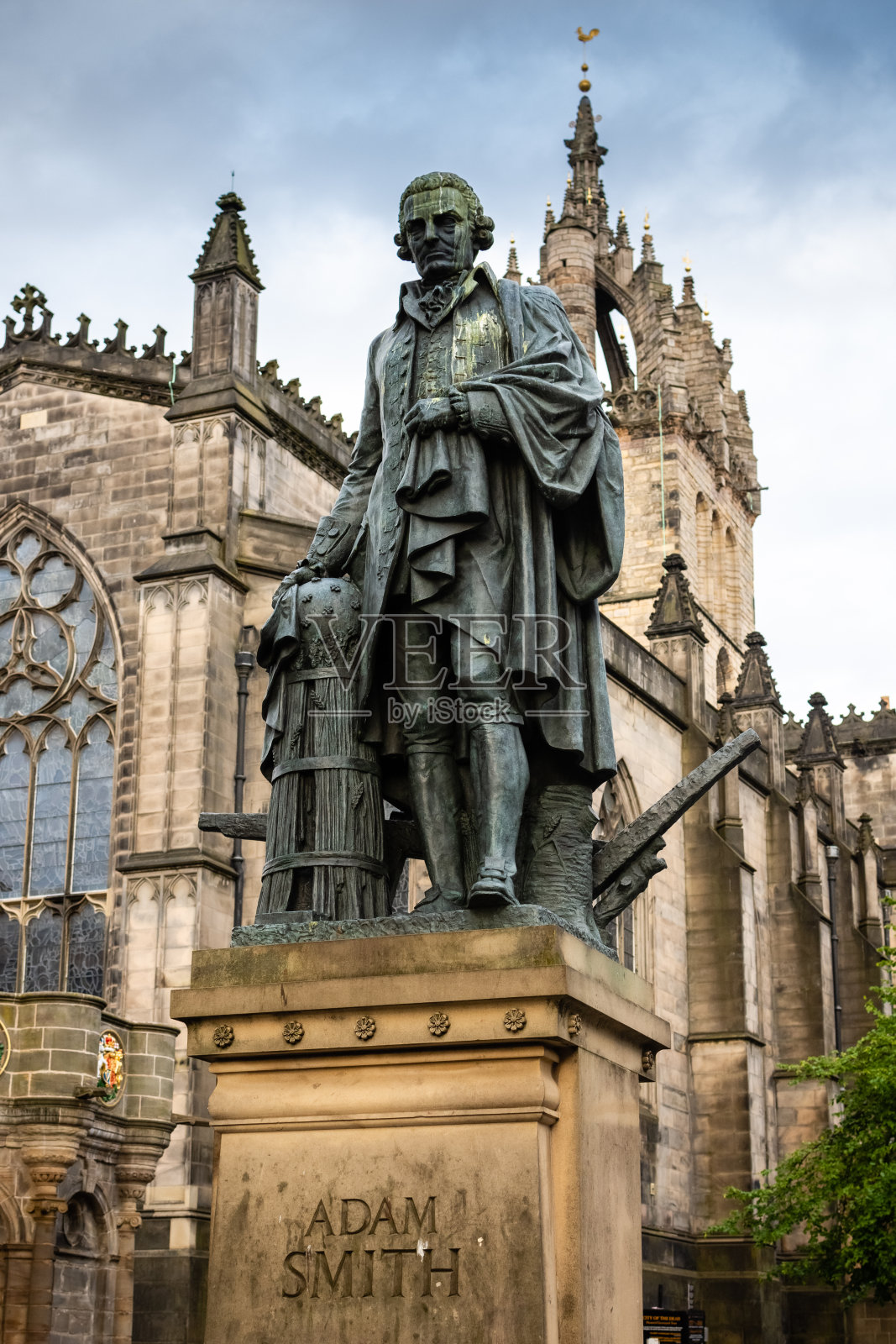 苏格兰爱丁堡圣吉尔斯大教堂附近的亚当·史密斯雕像照片摄影图片