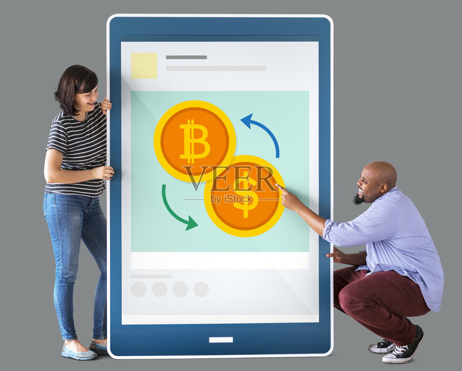 不同的夫妇拿着带有图形的平板电脑照片摄影图片