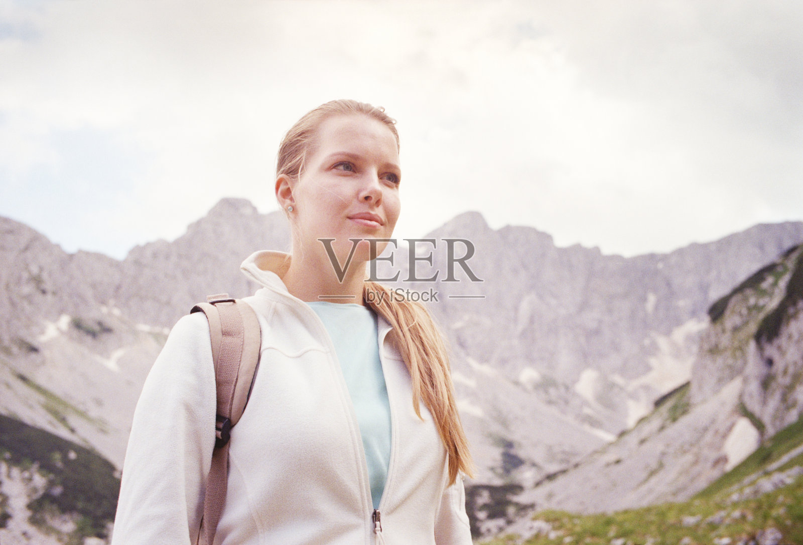 年轻金发女子在杜米托尔国家公园的特写镜头照片摄影图片