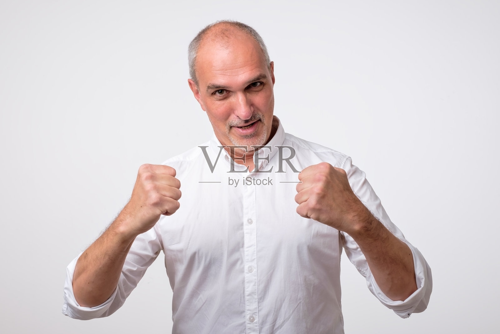 特写肖像快乐成功的西班牙男子赢得，拳头泵庆祝成功孤立的灰色墙背景。照片摄影图片