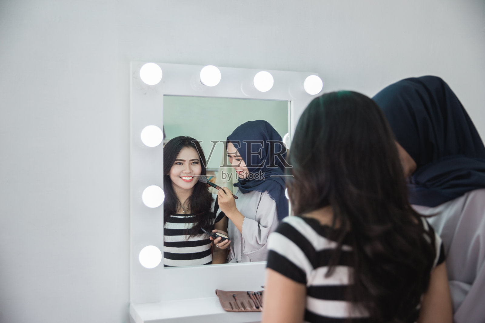 化妆师在化妆照片摄影图片