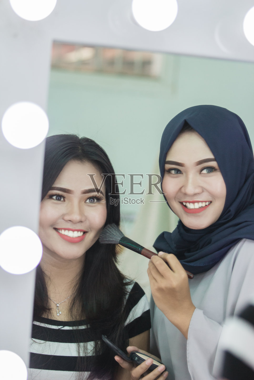 化妆师扑粉照片摄影图片