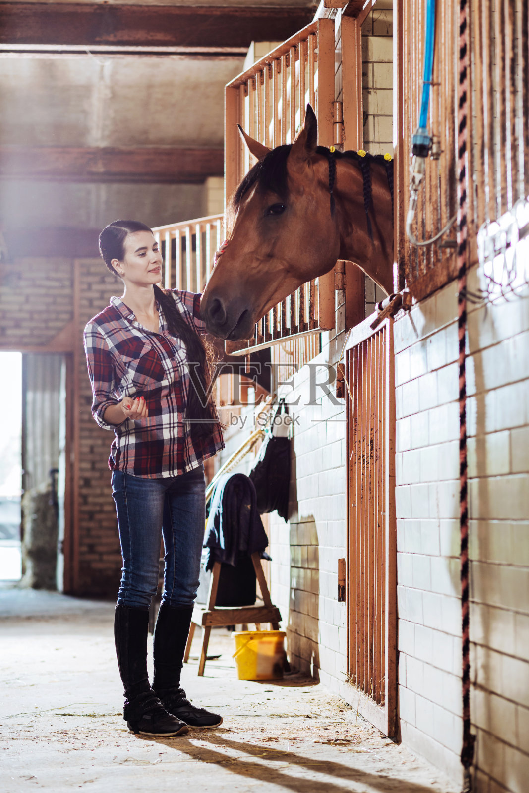 漂亮的女人，长黑色的辫子即将稳定照片摄影图片