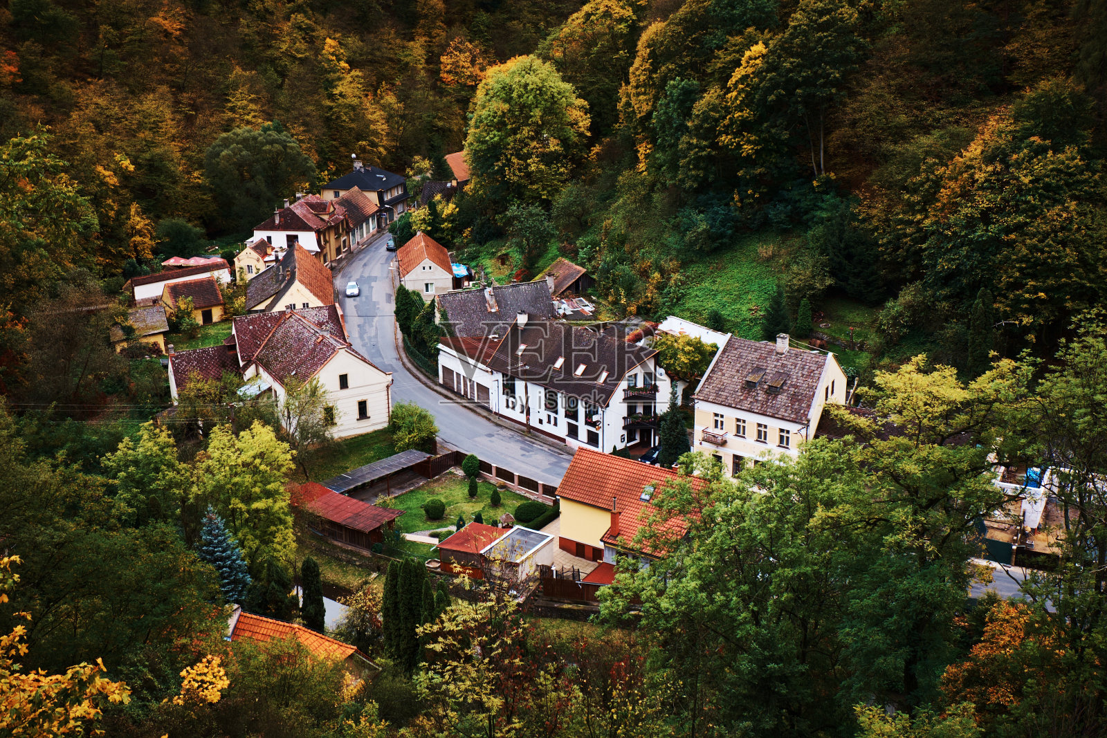 风景如画的山村宅院景色，在秋日日落时的山林谷地。在欧洲的捷克和德国边境，有山林和传统房屋的丰富多彩的乡村景观照片摄影图片