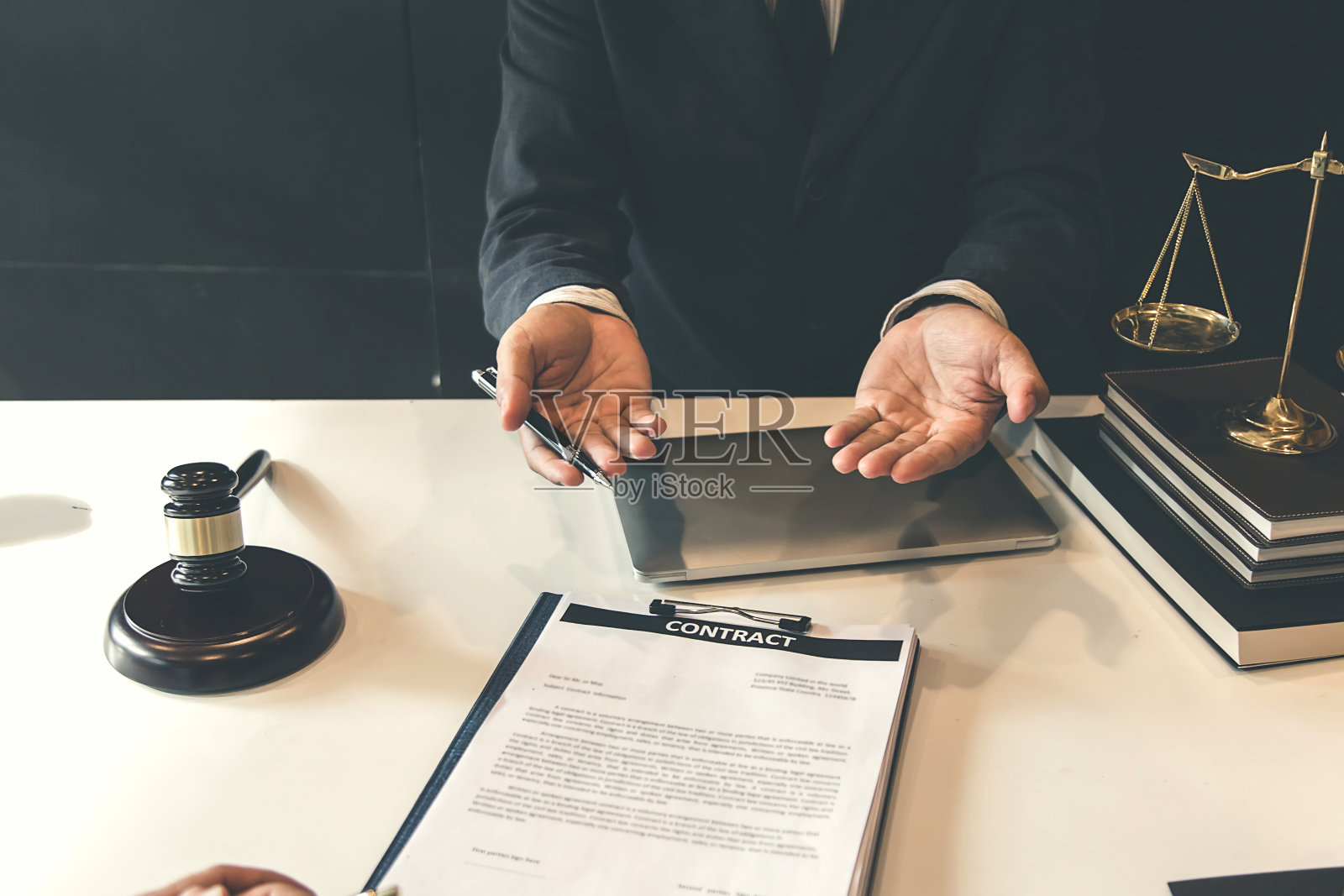 律师向客户提供文件中签署的合同，咨询各种合同照片摄影图片