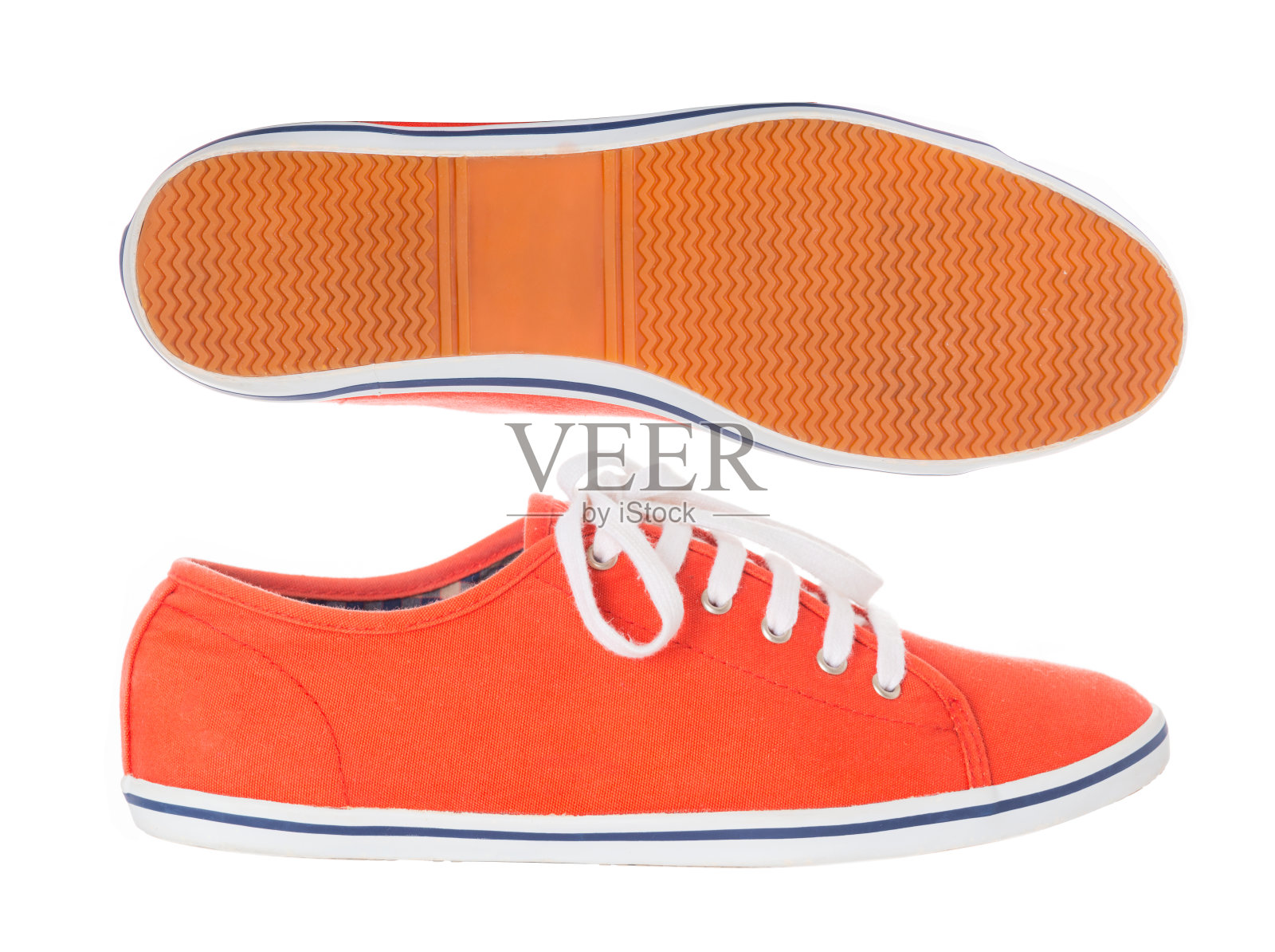 一双红色时尚的女式运动鞋和橡胶踏面鞋，与侧面轮廓，孤立在白色的背景，女性的时尚概念。照片摄影图片