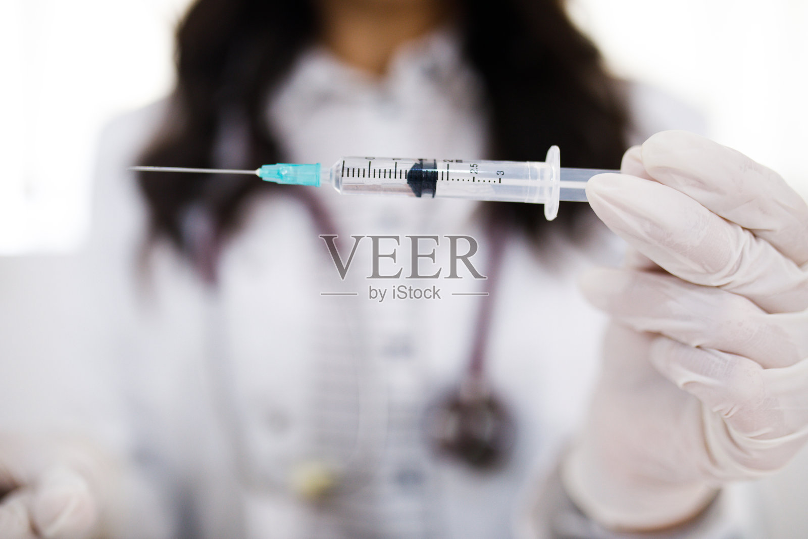 女医生注射器照片摄影图片