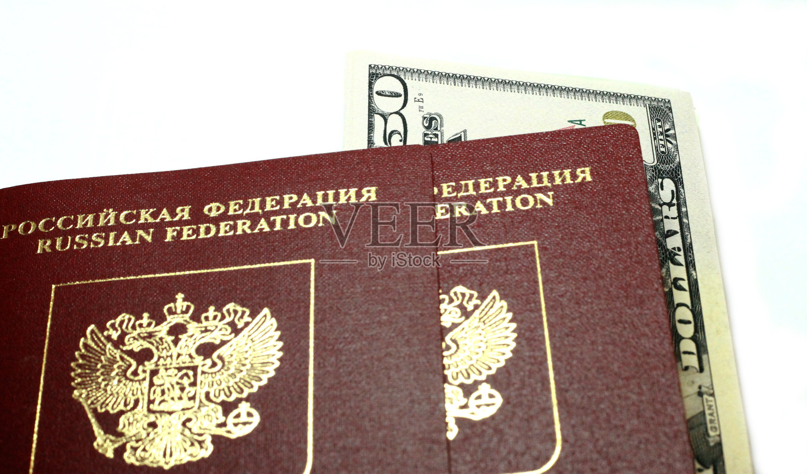 俄罗斯护照和美元在白色背景下被孤立照片摄影图片