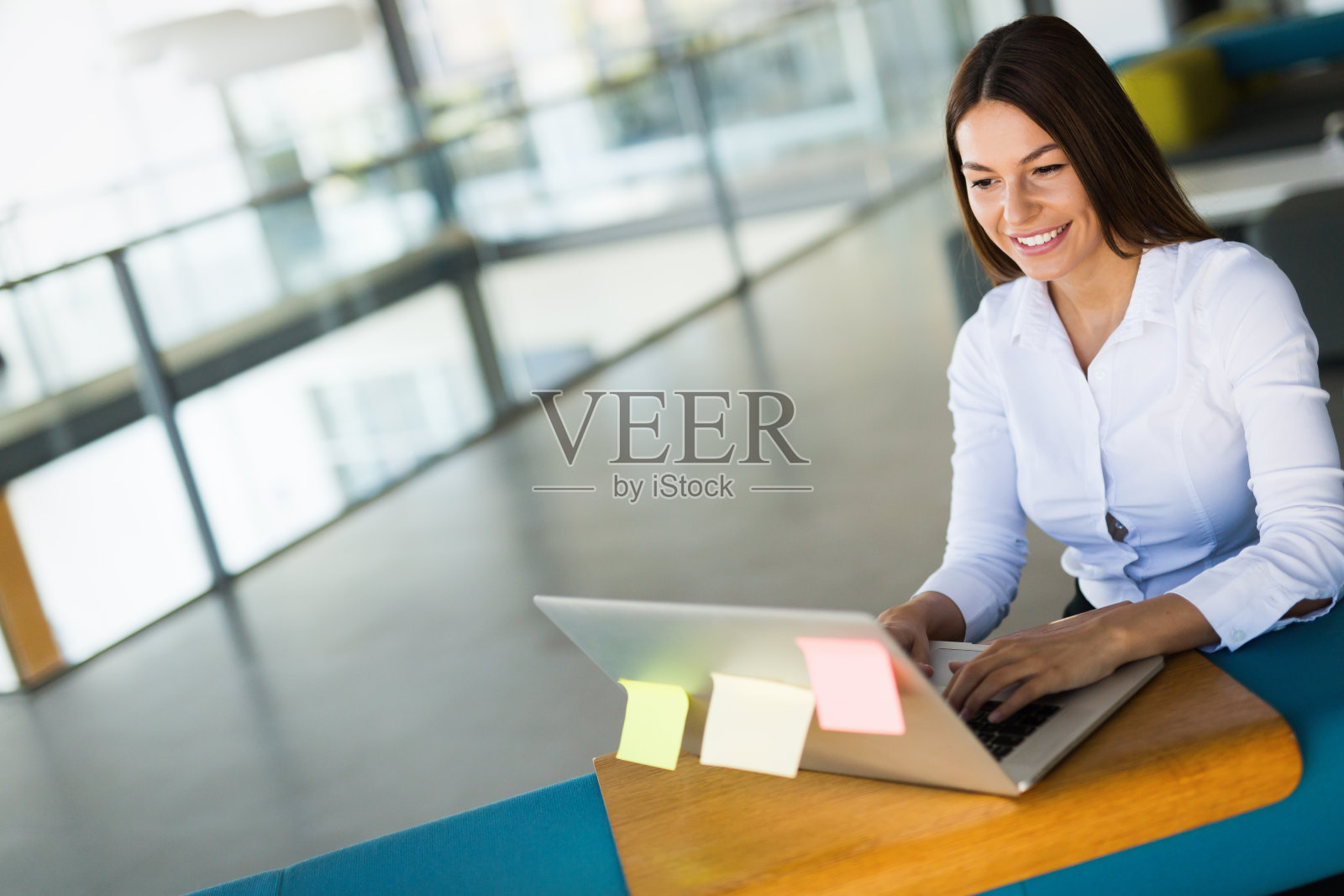 女商人在办公室用电脑工作的肖像照片摄影图片