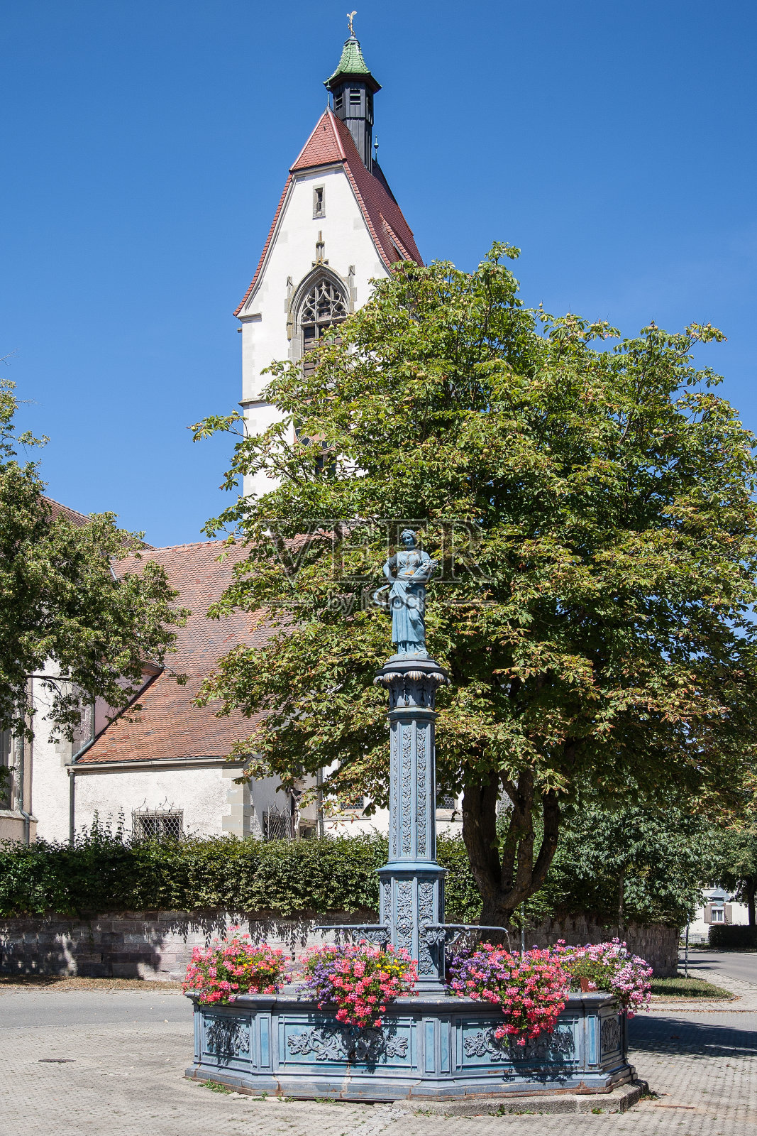 圣毛里求斯教堂和它前面的蓝色喷泉。照片摄影图片