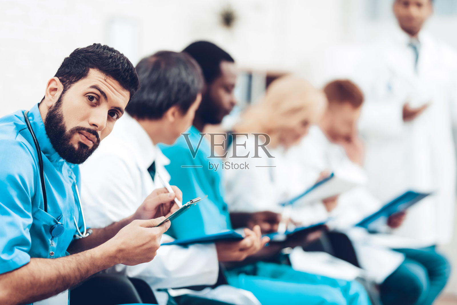 拉丁医生讲课时盯着摄像机。照片摄影图片