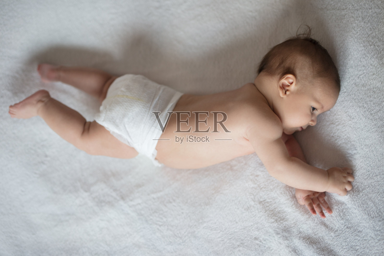 可爱的小男孩翻滚着照片摄影图片