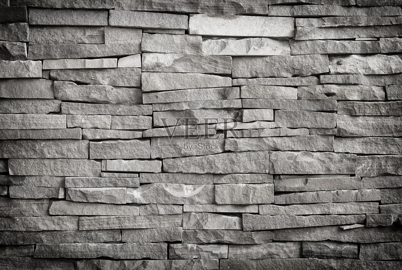 花纹装饰的石板石墙面，摆放纹路和小装饰物为古董照片摄影图片